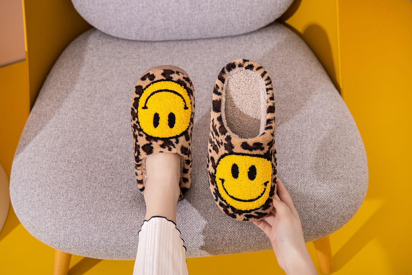 Retro Smile Face Patch Fur Slippers
