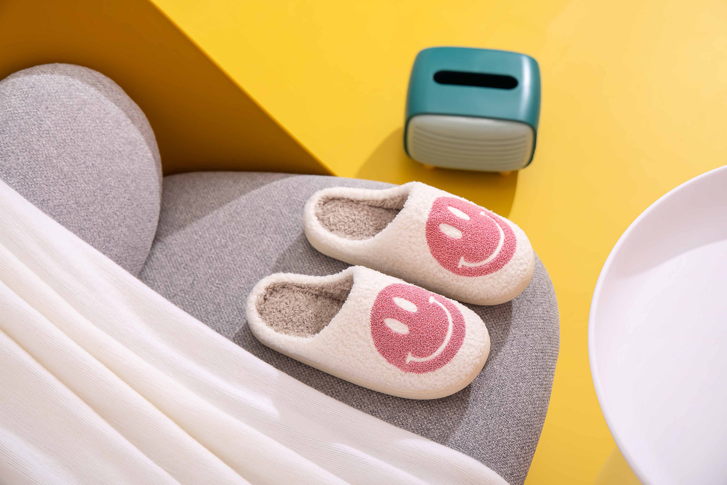 Retro Smile Face Patch Fur Slippers