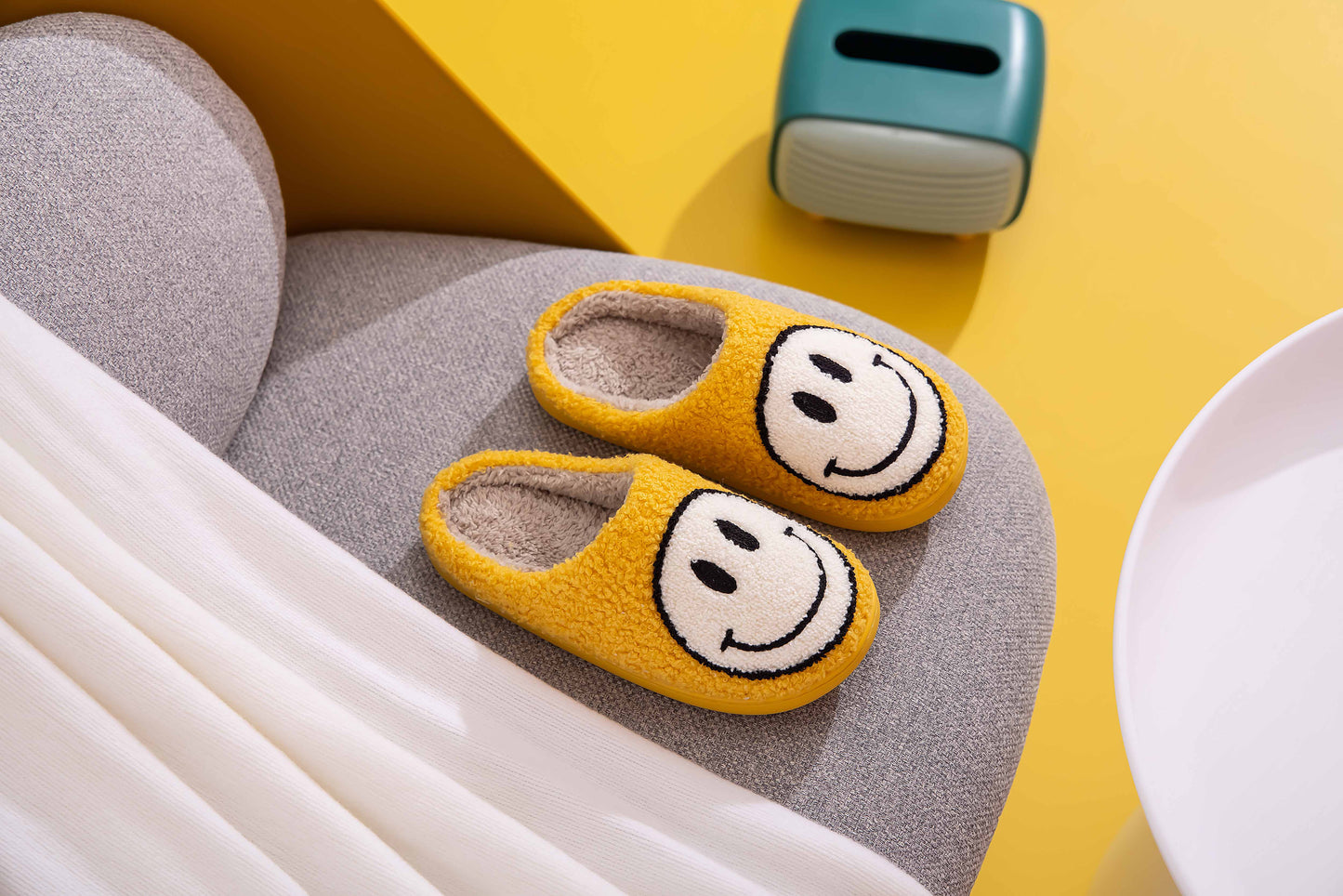 Retro Smile Face Patch Fur Slippers