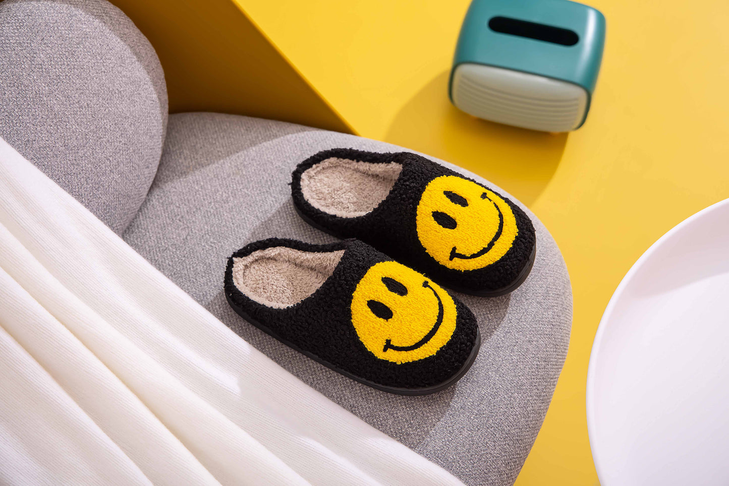 Retro Smile Face Patch Fur Slippers