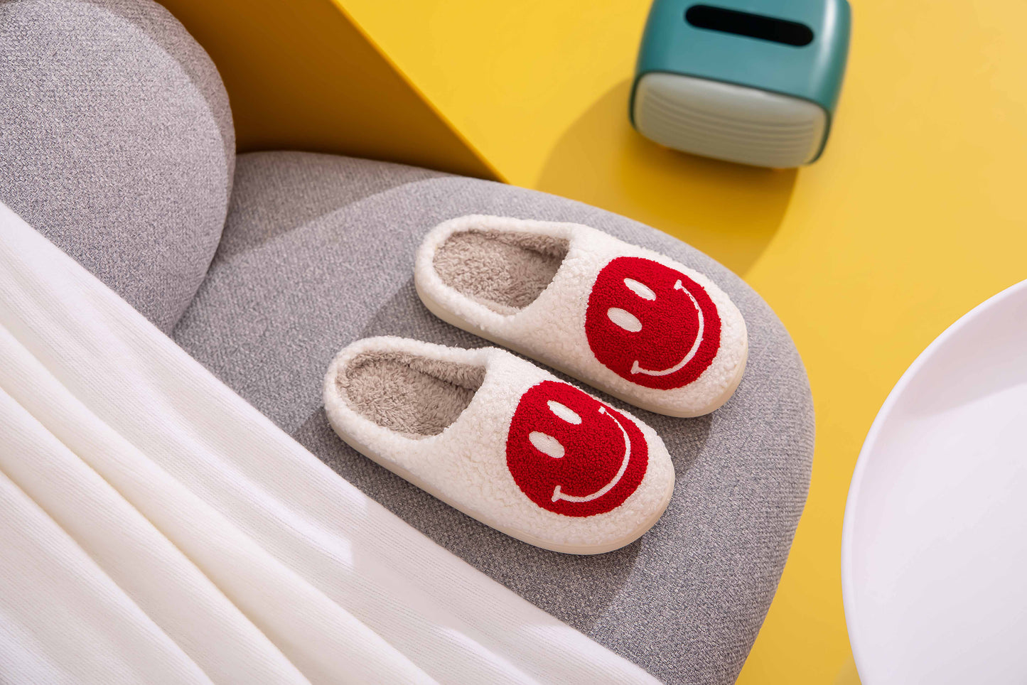 Retro Smile Face Patch Fur Slippers