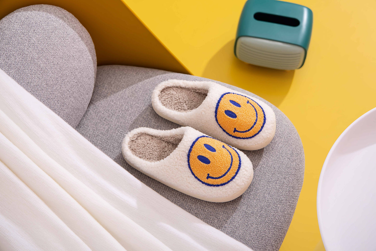 Retro Smile Face Patch Fur Slippers