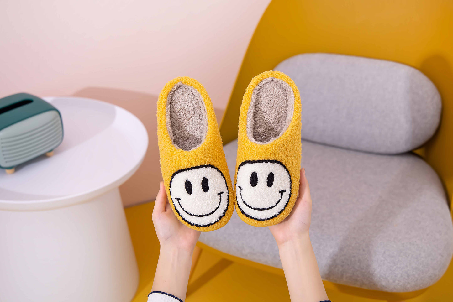 Retro Smile Face Patch Fur Slippers