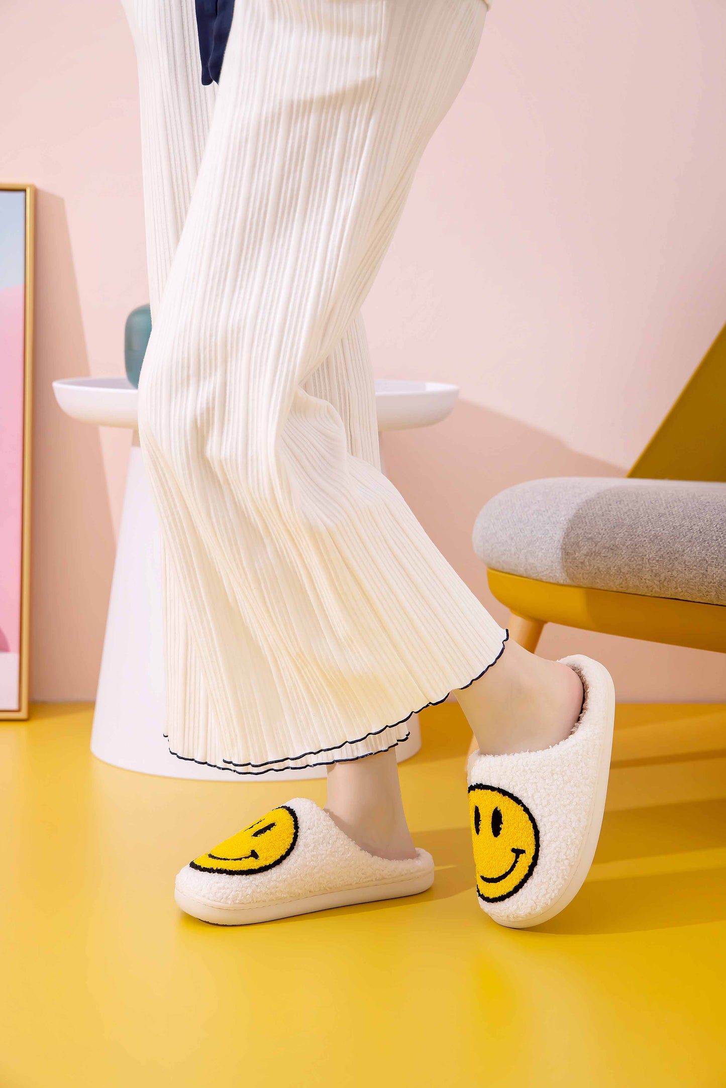 Retro Smile Face Patch Fur Slippers