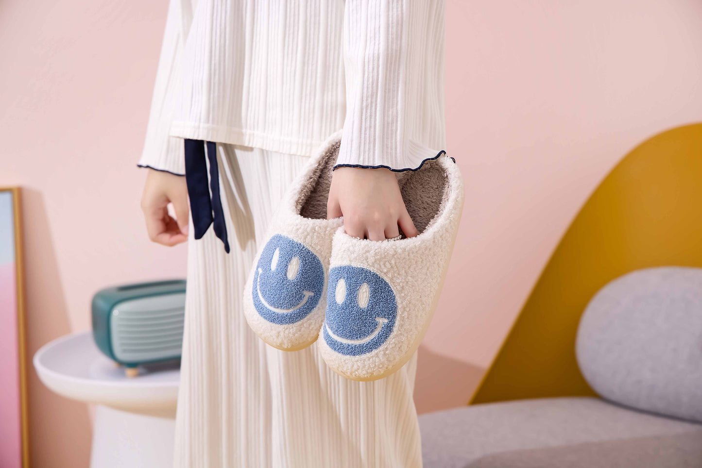 Retro Smile Face Patch Fur Slippers