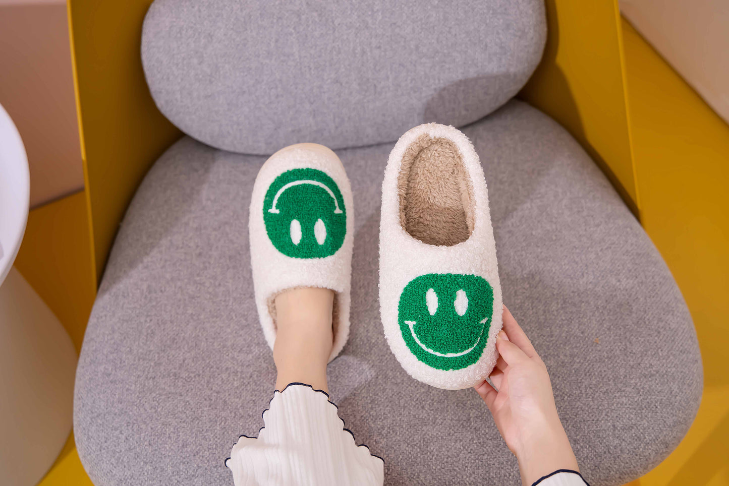 Retro Smile Face Patch Fur Slippers