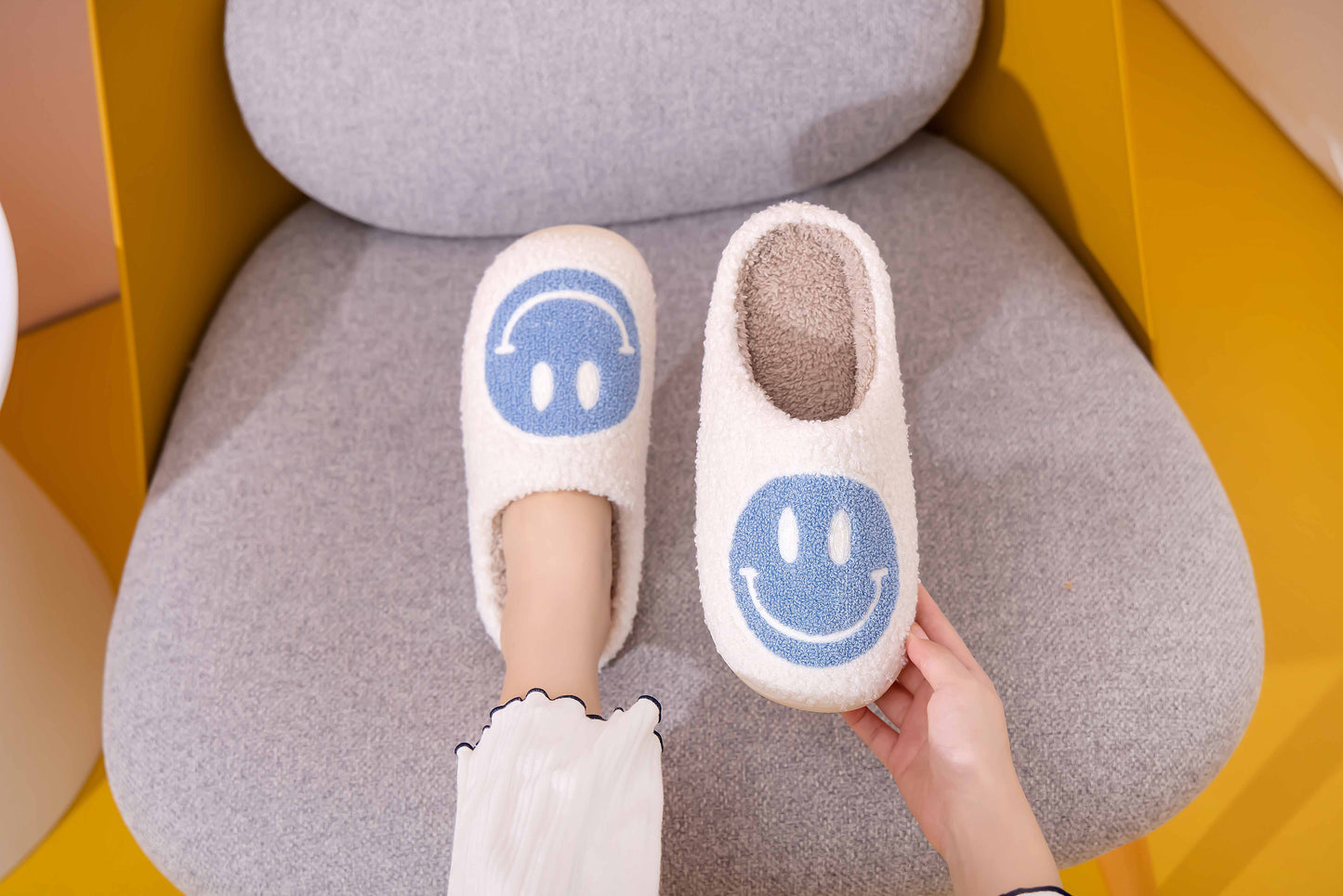 Retro Smile Face Patch Fur Slippers