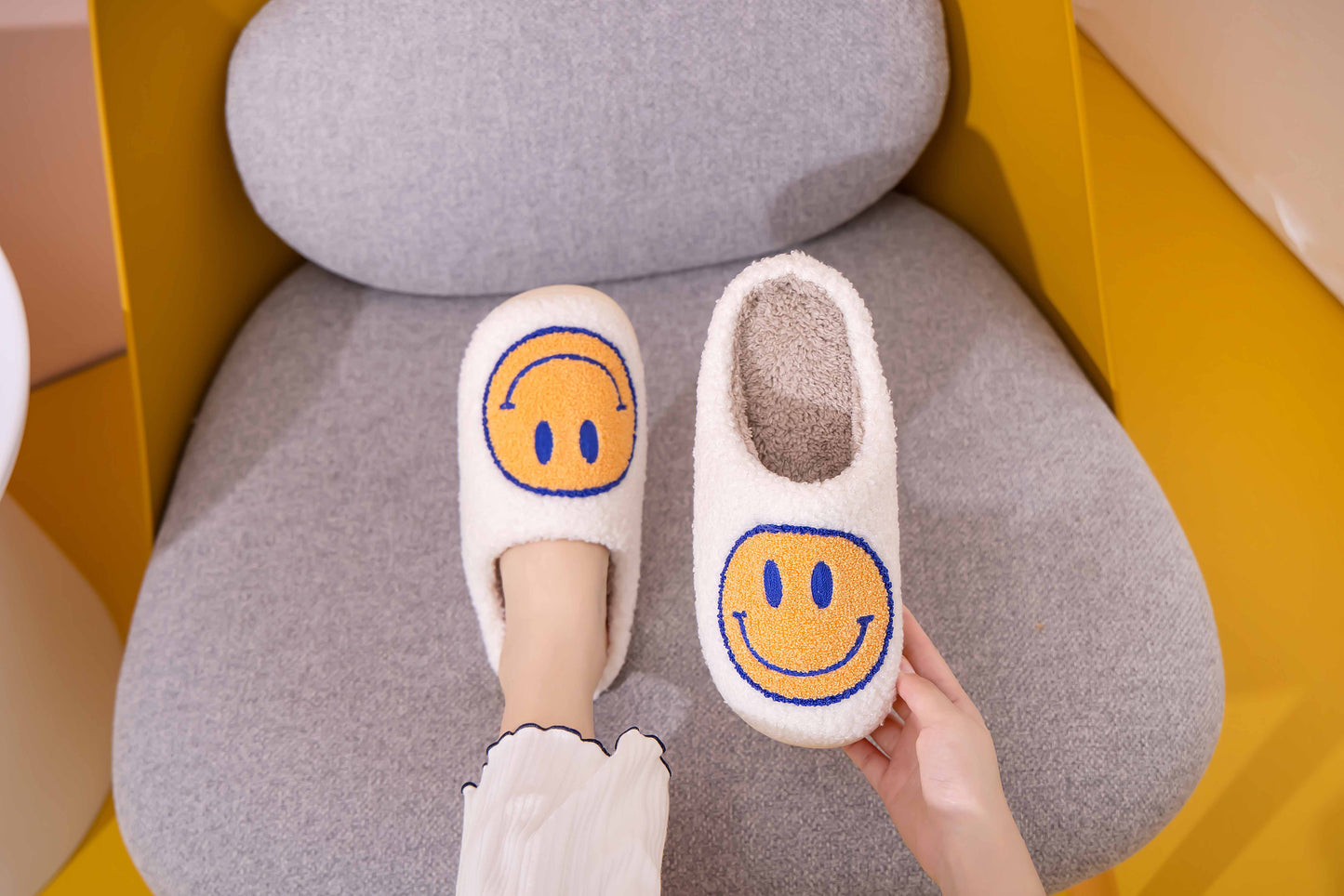 Retro Smile Face Patch Fur Slippers