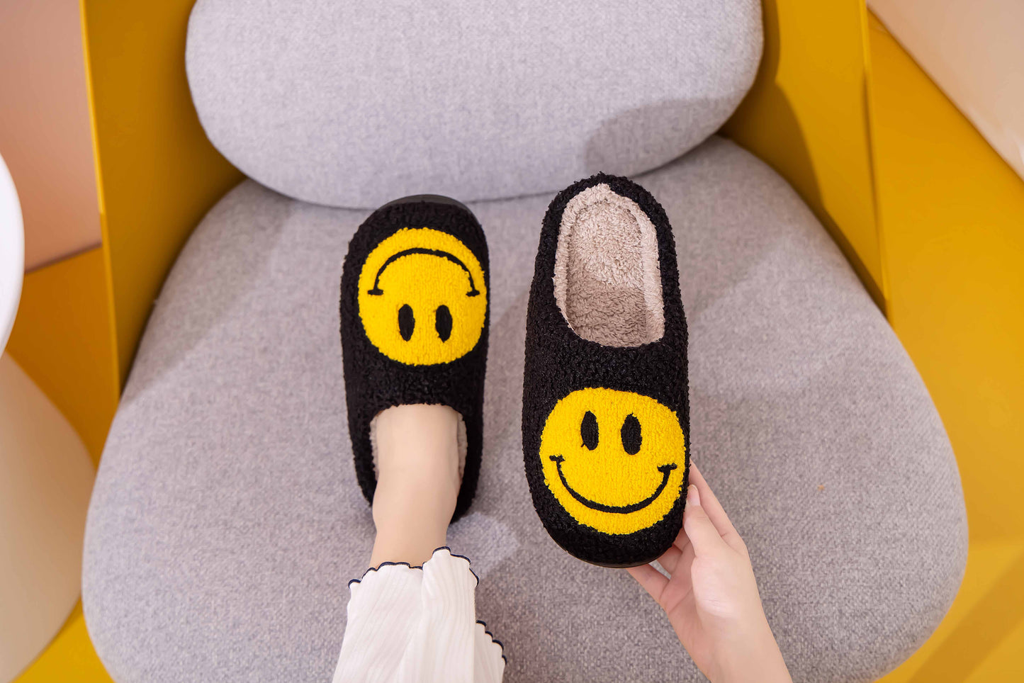 Retro Smile Face Patch Fur Slippers