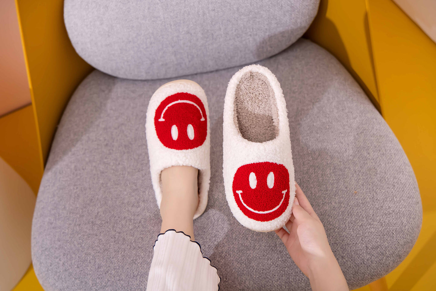 Retro Smile Face Patch Fur Slippers