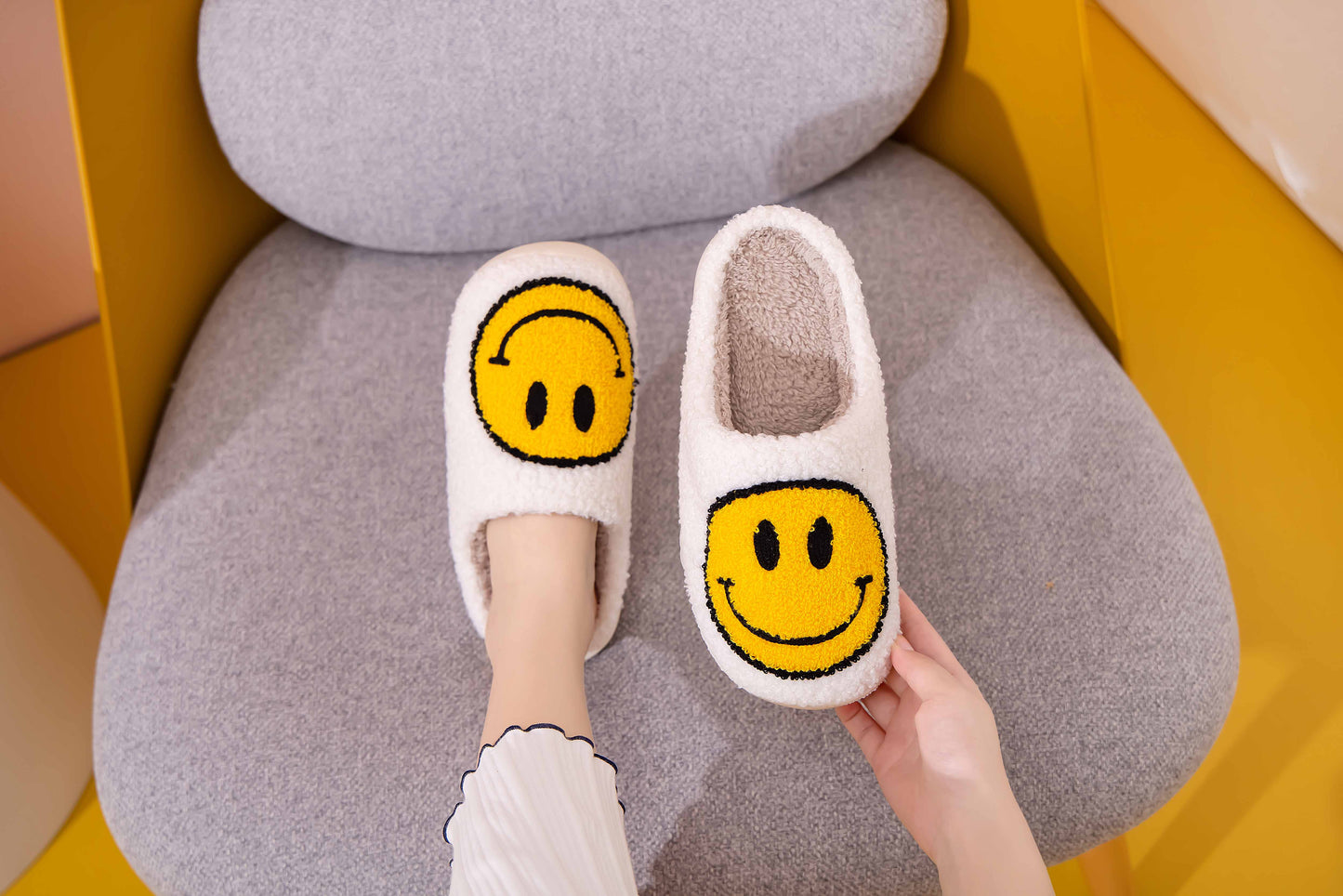 Retro Smile Face Patch Fur Slippers