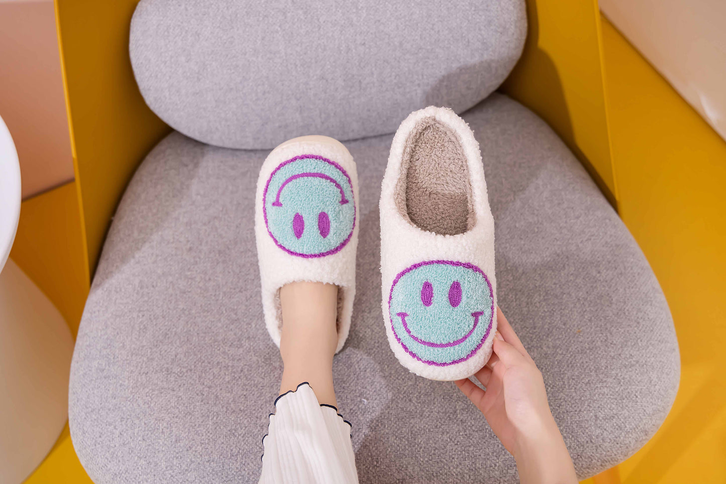 Retro Smile Face Patch Fur Slippers