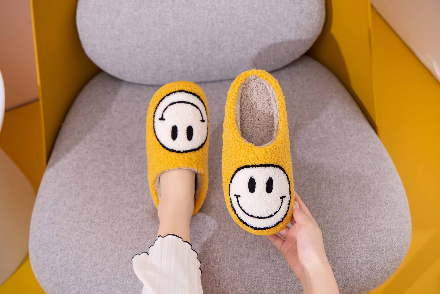 Retro Smile Face Patch Fur Slippers