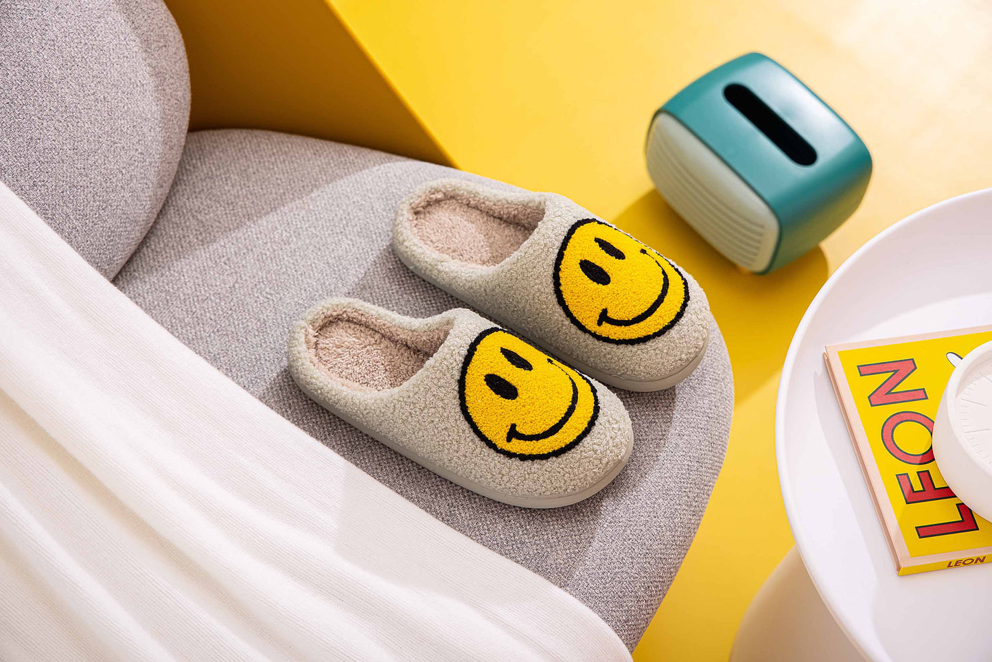 Retro Smile Face Patch Fur Slippers
