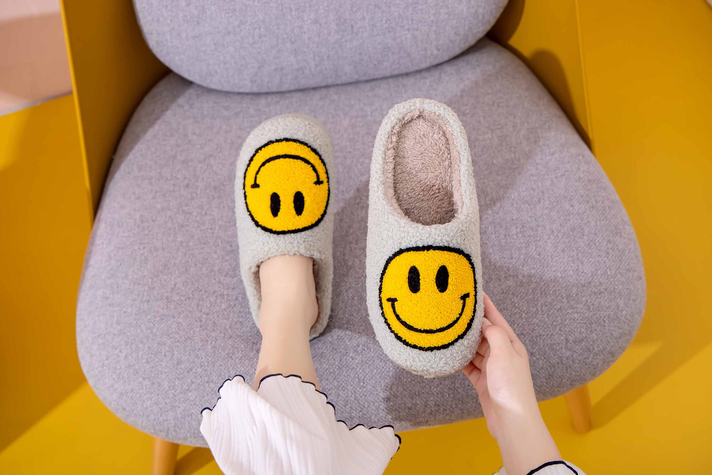 Retro Smile Face Patch Fur Slippers