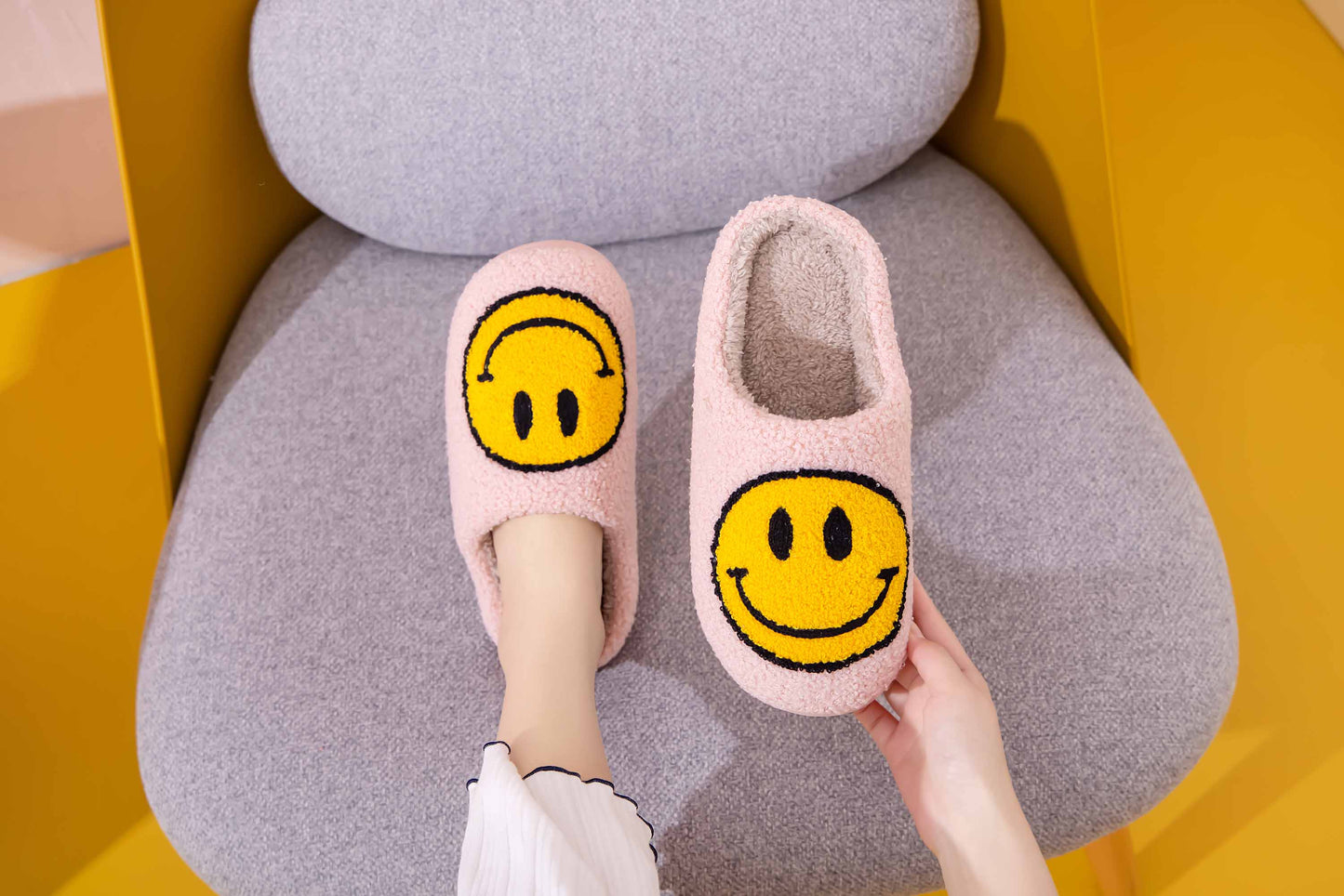 Retro Smile Face Patch Fur Slippers
