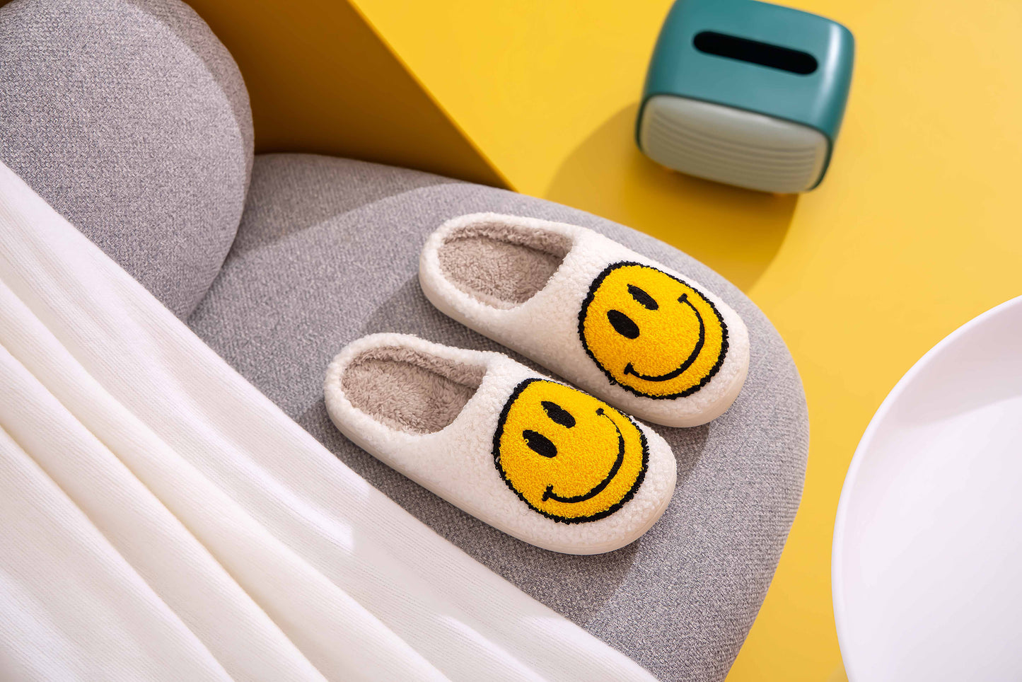 Retro Smile Face Patch Fur Slippers